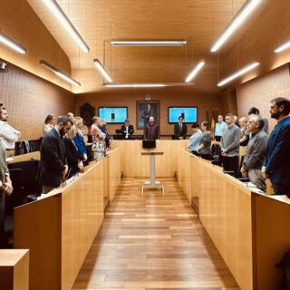 El Ayuntamiento de El Puerto se solidariza con las víctimas de la DANA guardando un minuto de silencio en el Pleno