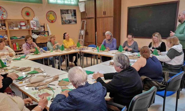 Creatividad y Sostenibilidad: Los mayores de El Puerto crean adornos navideños con material reciclado