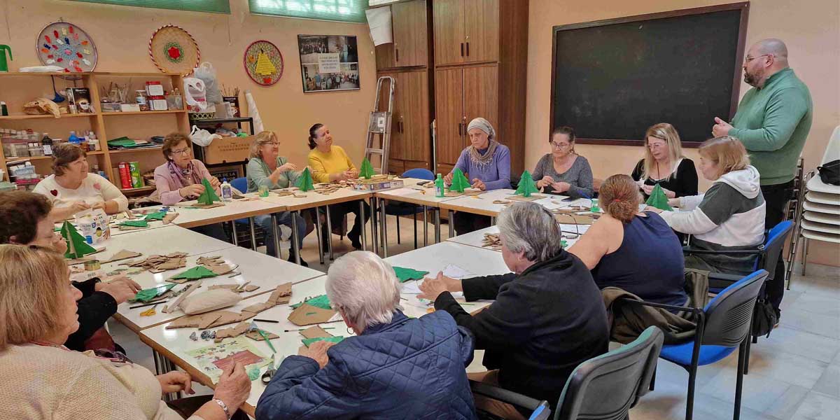 Creatividad y Sostenibilidad: Los mayores de El Puerto crean adornos navideños con material reciclado