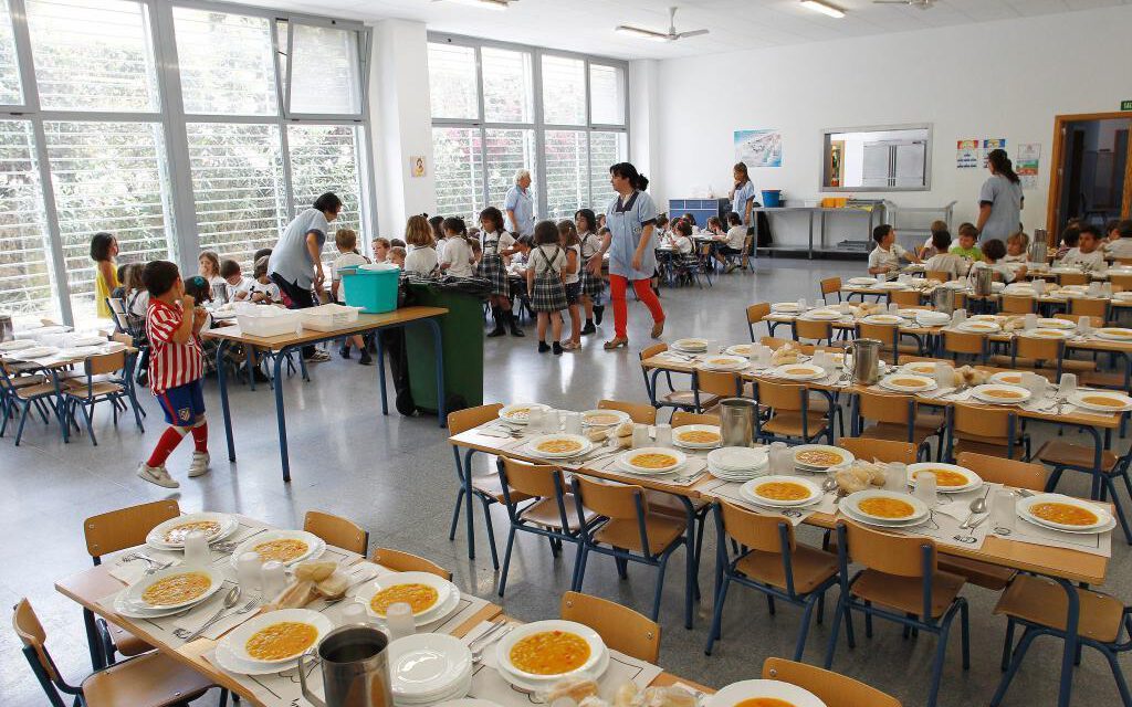 Consumo prohibirá bebidas azucaradas en los comedores escolares y solo se beberá agua