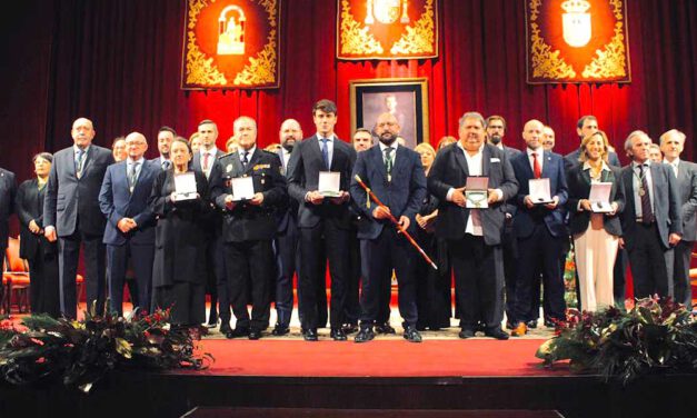 El Puerto honra su historia y legado con las Distinciones 2024 en un emotivo pleno solemne