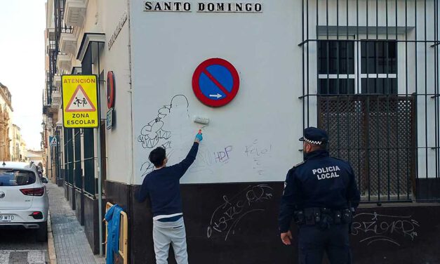 Un grafitero acaba restaurando la fachada del Colegio de Las Carmelitas tras realizar pintadas