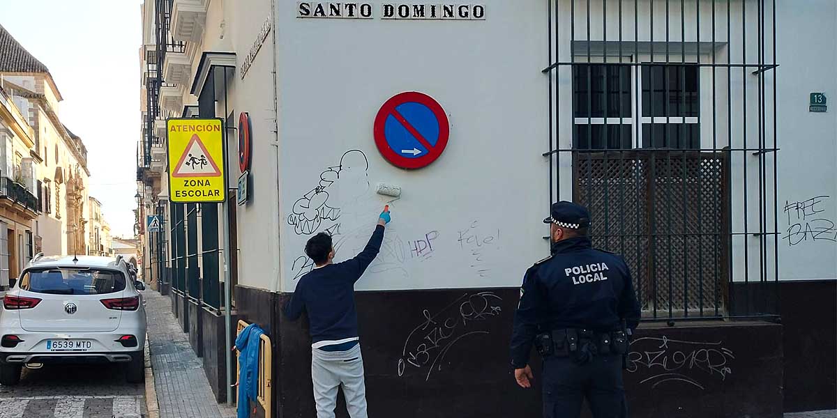 Un grafitero acaba restaurando la fachada del Colegio de Las Carmelitas tras realizar pintadas