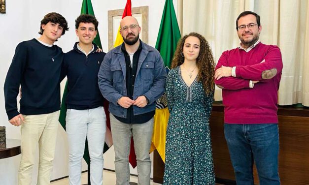 Beardo recibe a los tres alumnos de El Puerto distinguidos con el Premio Extraordinario de ESO