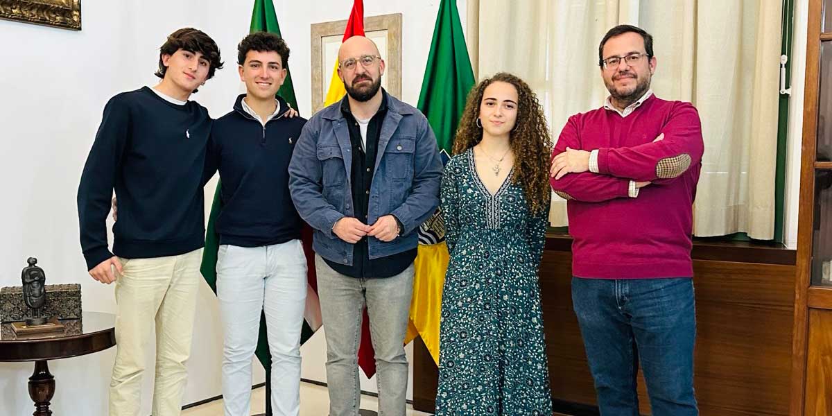 Beardo recibe a los tres alumnos de El Puerto distinguidos con el Premio Extraordinario de ESO