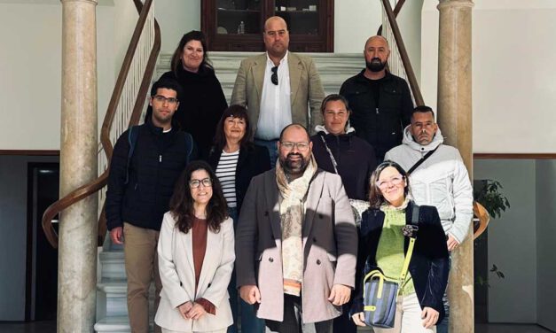 Inspiradora visita del alumnado del curso de inserción socio-laboral al Ayuntamiento El Puerto