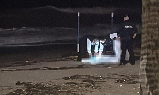 Investigan el hallazgo de un cuerpo sin cabeza y con neopreno en Fuengirola