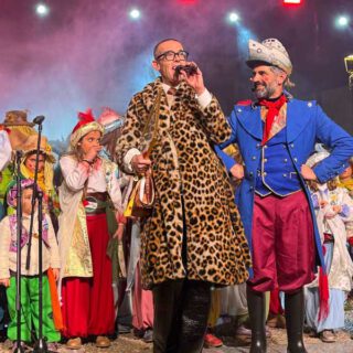 El Puerto arranca su Carnaval 2025 con el pregón más marinero de Jesús Bienvenido y una Plaza del Castillo abarrotada