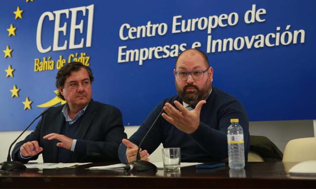 Bello expone las reformas administrativas y la estabilidad financiera municipal en un encuentro con el sector empresarial