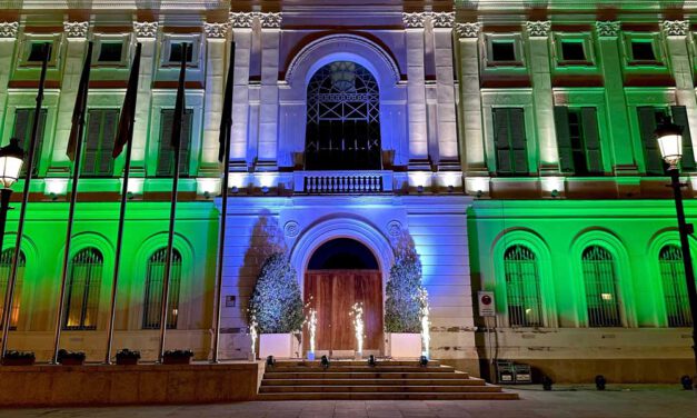 El Ayuntamiento de El Puerto conmemora el Día de Andalucía iluminando su fachada con la bandera de la comunidad