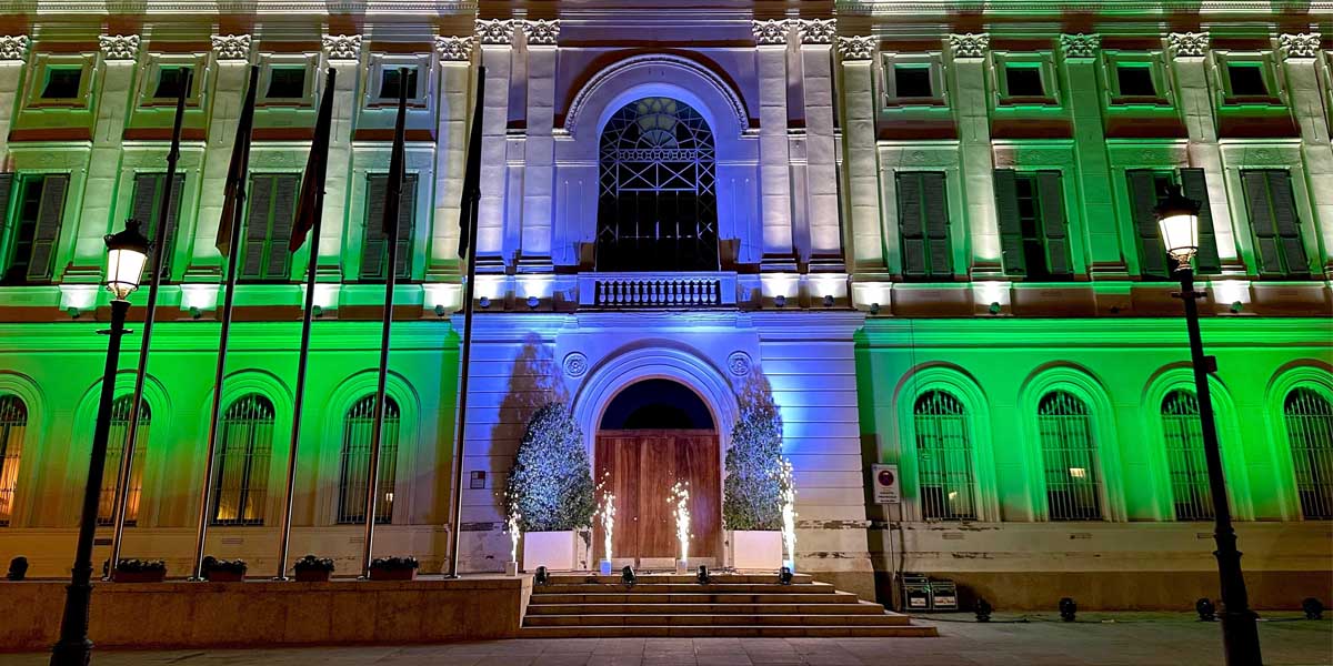 El Ayuntamiento de El Puerto conmemora el Día de Andalucía iluminando su fachada con la bandera de la comunidad