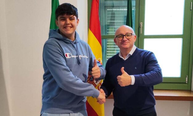 El concejal de Juventud y Deportes recibe al piloto portuense Izan Travieso