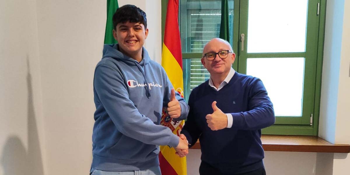 El concejal de Juventud y Deportes recibe al piloto portuense Izan Travieso