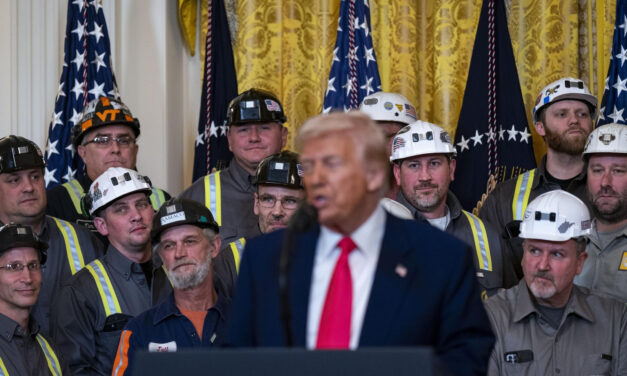 Entran en vigor los aranceles del 20% de Trump a la UE y del 104% a China