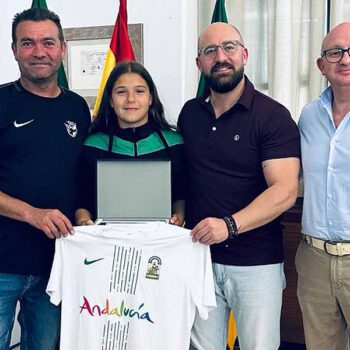 Germán Beardo recibe a Marta Galdeano tras proclamarse subcampeona de España con la Selección Andaluza Alevín