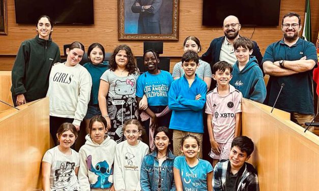 Beardo recibe a los alumnos del CEIP Sagrado Corazón de Jesús en una jornada educativa en el Ayuntamiento
