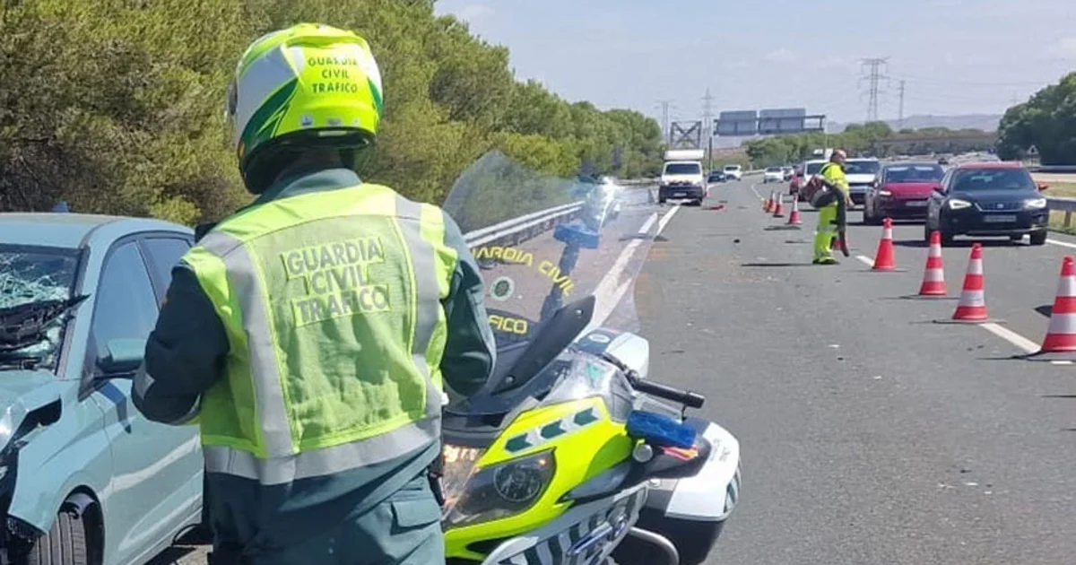 Muere un motorista en la autovía A-92 en Sevilla tras chocar con un quitamiedos