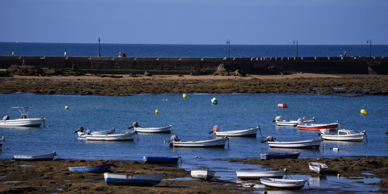 Rescatados 15 migrantes magrebíes a bordo de una patera cerca de la playa de La Caleta