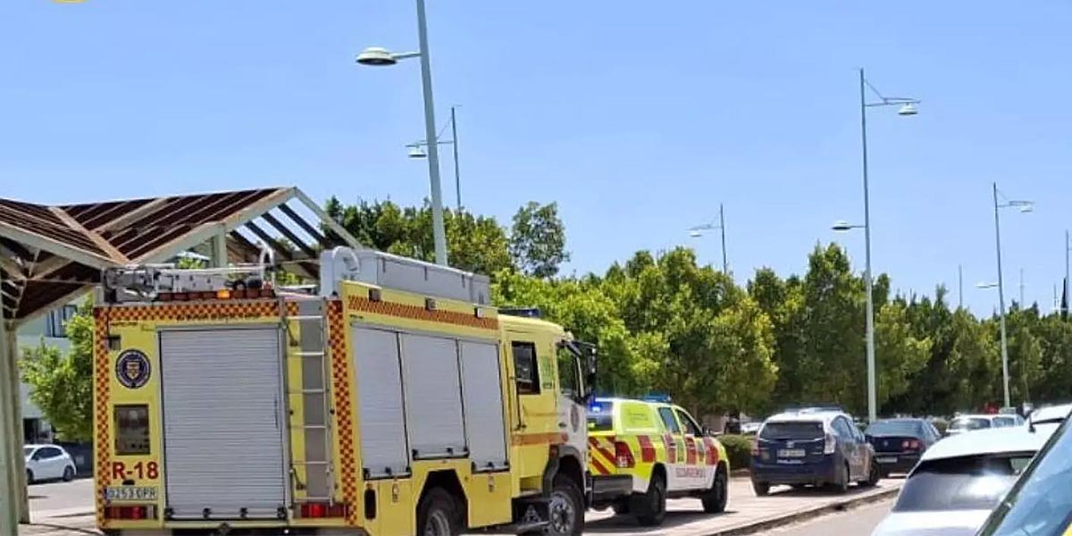 Herido un trabajador tras caer desde el techo de una nave en el polígono de Las Salinas
