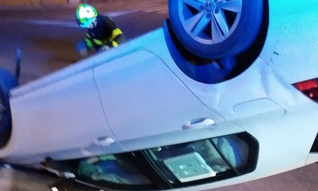 Vuelca un coche en la rotonda de Afanas tras volver de la Feria y dar positivo en alcohol