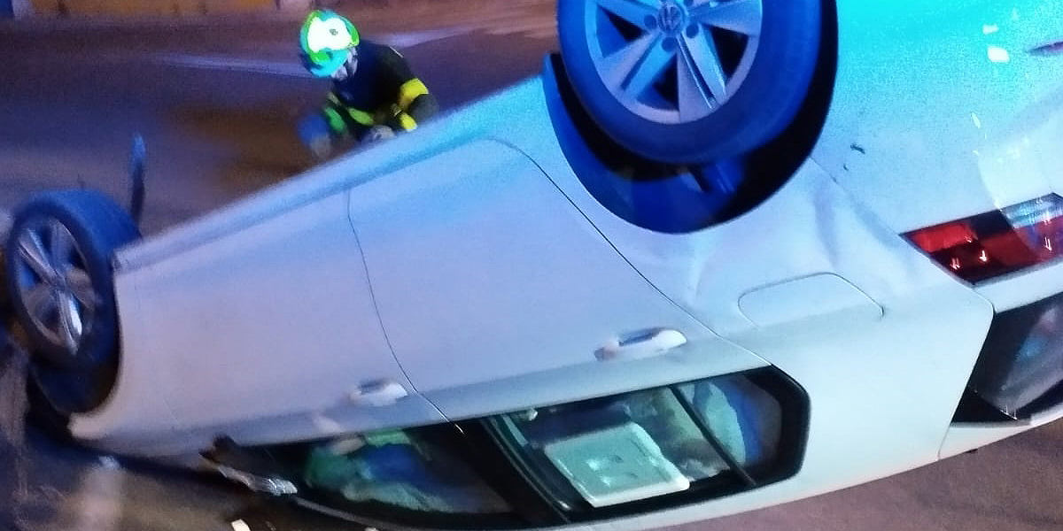 Vuelca un coche en la rotonda de Afanas tras volver de la Feria y dar positivo en alcohol