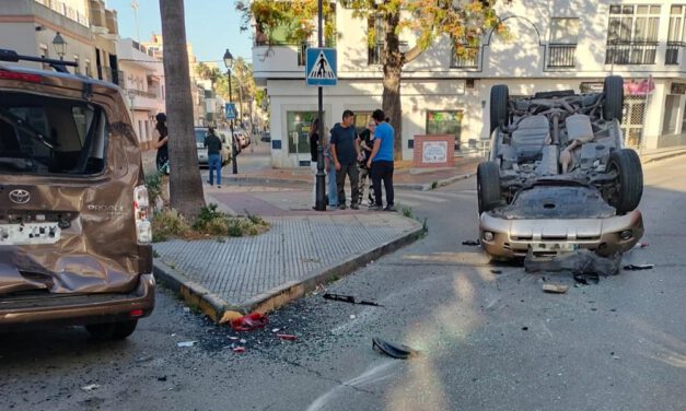 Vuelco espectacular en la calle Los Toreros tras chocar contra varios coches aparcados