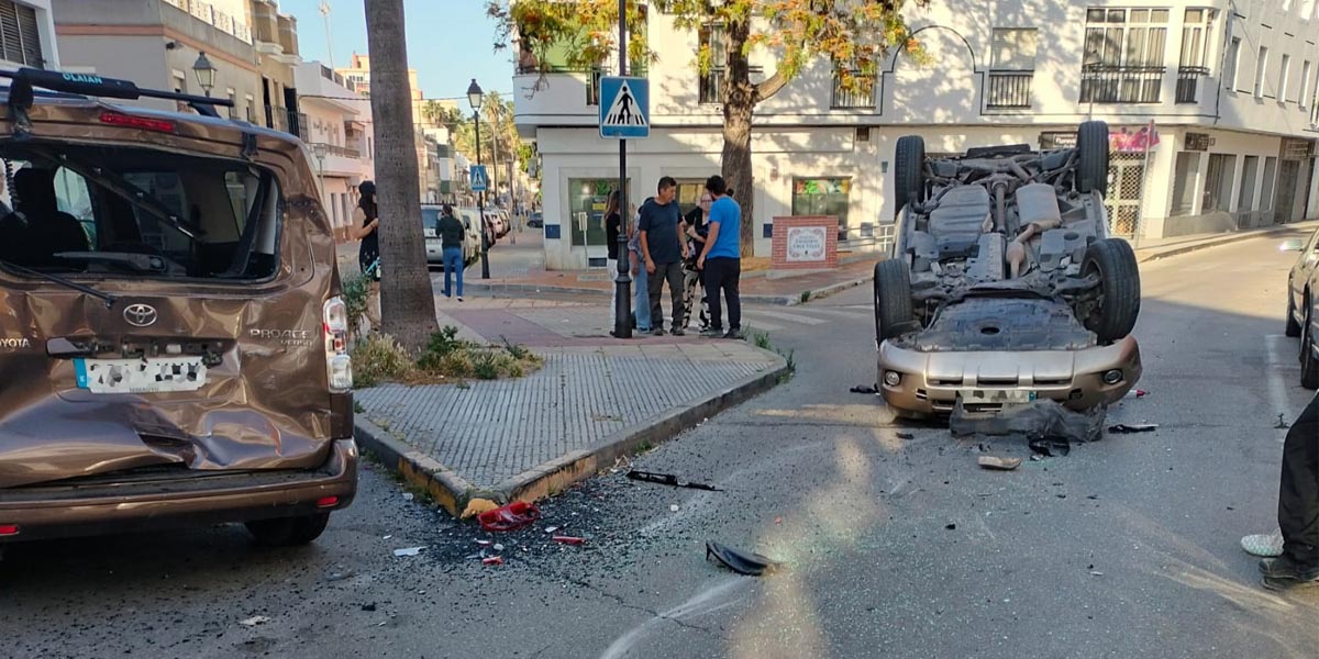 Vuelco espectacular en la calle Los Toreros tras chocar contra varios coches aparcados