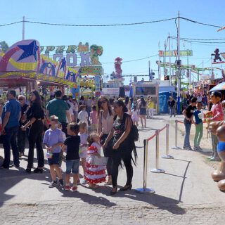 La Feria de El Puerto contará con un carnet para que niños con TEA accedan a los cacharritos sin colas