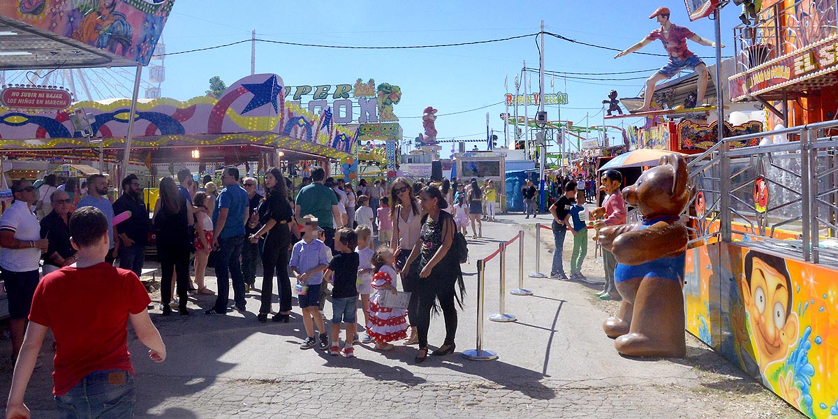 La Feria de El Puerto contará con un carnet para que niños con TEA accedan a los cacharritos sin colas