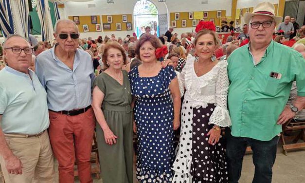 Los mayores del Centro Francisco Guerrero disfrutan de un almuerzo de convivencia en la Caseta Municipal