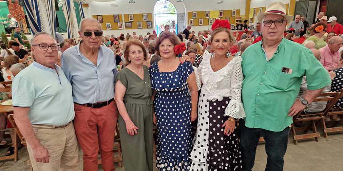 Los mayores del Centro Francisco Guerrero disfrutan de un almuerzo de convivencia en la Caseta Municipal