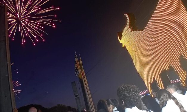 El encendido de la Feria 2025 ilumina la unión entre El Puerto y Badalona