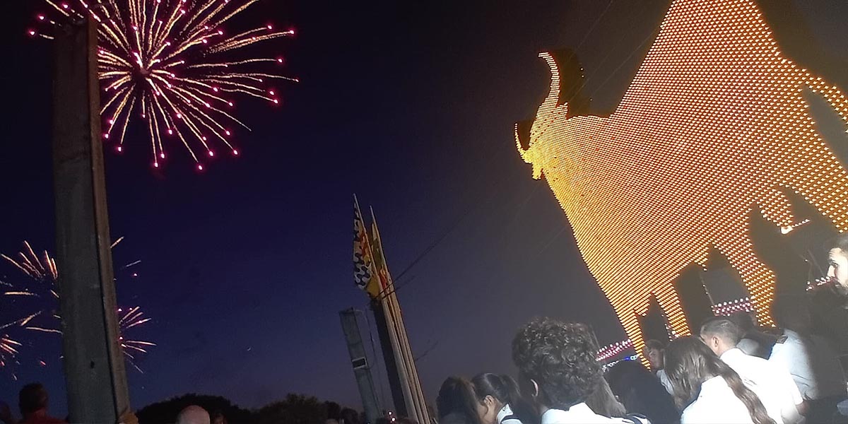 El encendido de la Feria 2025 ilumina la unión entre El Puerto y Badalona