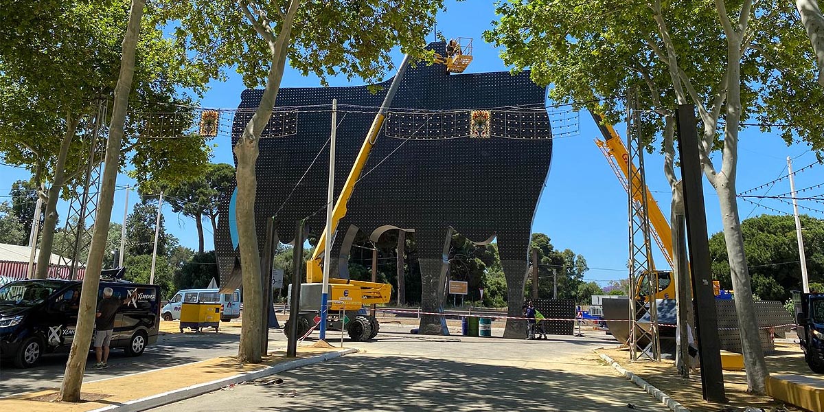 El Puerto comienza a vestirse de feria con el montaje de casetas y atracciones a punto