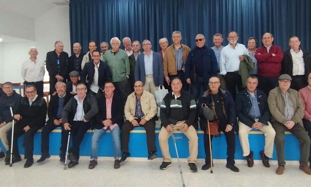 La primera generación de EGB de La Salle se reúne en un emotivo encuentro y rinde homenaje a su maestro Joaquín Corredera