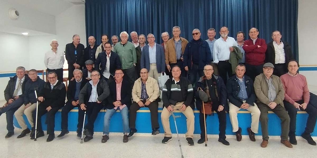 La primera generación de EGB de La Salle se reúne en un emotivo encuentro y rinde homenaje a su maestro Joaquín Corredera