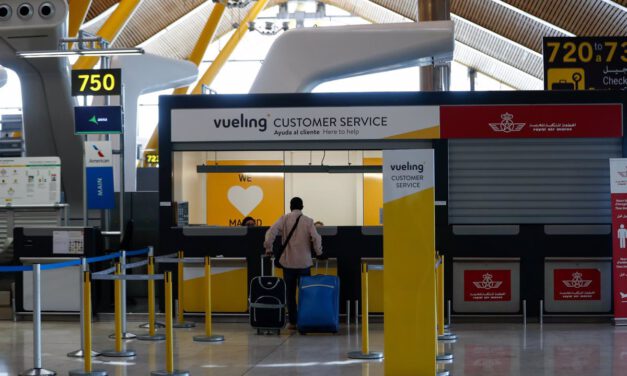 Facua aplaude una multa a Vueling tras denunciarla por cobrar el equipaje a 12 sevillanos