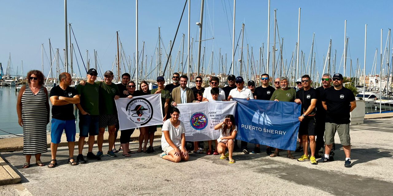 Puerto Sherry celebra una nueva jornada de limpieza de fondos marinos e iza su bandera azul