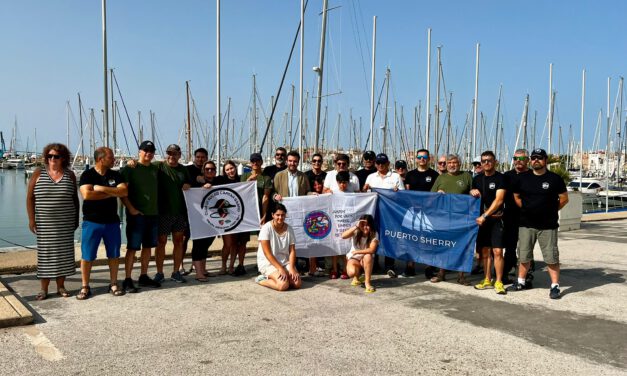 Puerto Sherry celebra una nueva jornada de limpieza de fondos marinos e iza su bandera azul