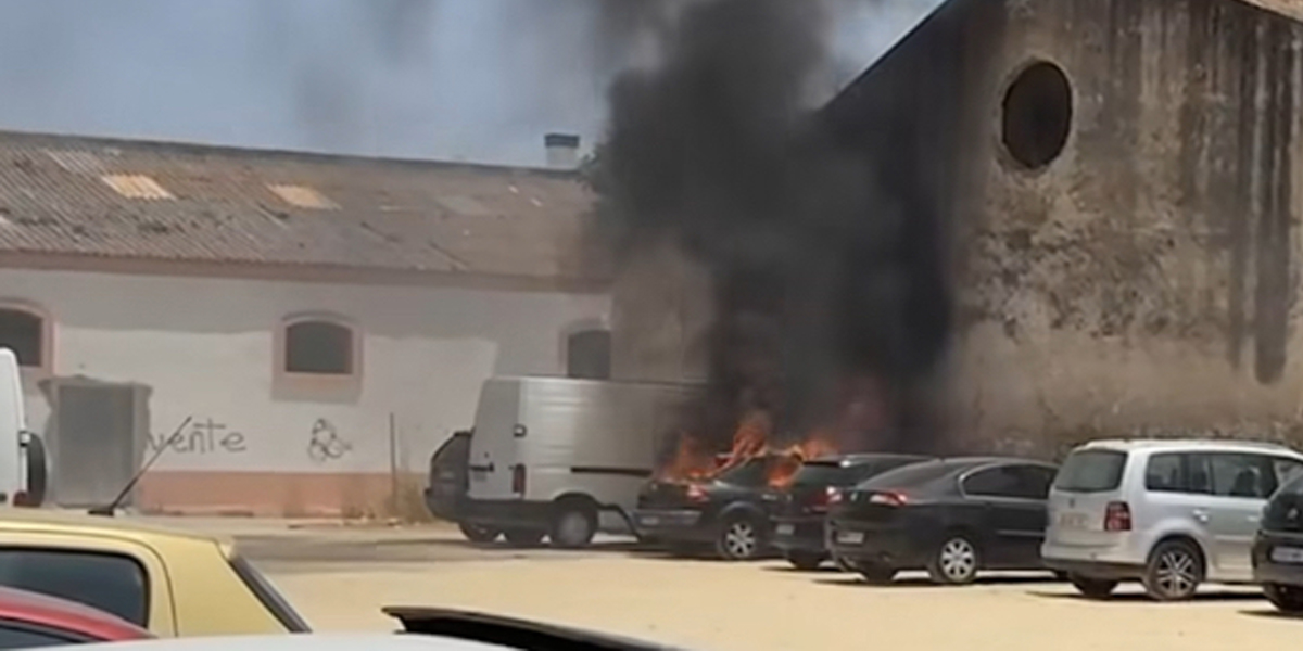 Arde un turismo en el aparcamiento junto a los antiguos pisos de José Antonio