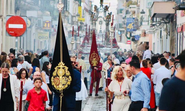 El Corpus Christi llena de fervor las calles del centro histórico de El Puerto