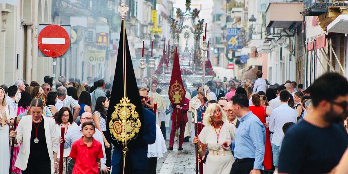 El Corpus Christi llena de fervor las calles del centro histórico de El Puerto