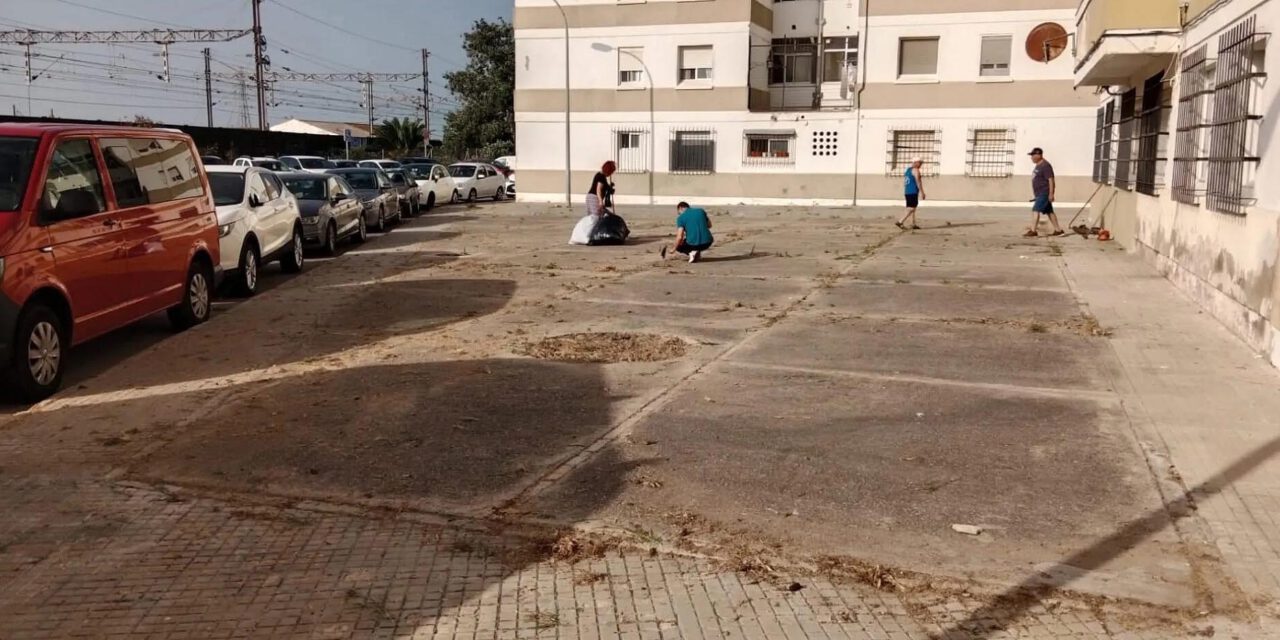 Vecinos de El Tejar se organizan para limpiar y adecentar la Plaza de los Geranios