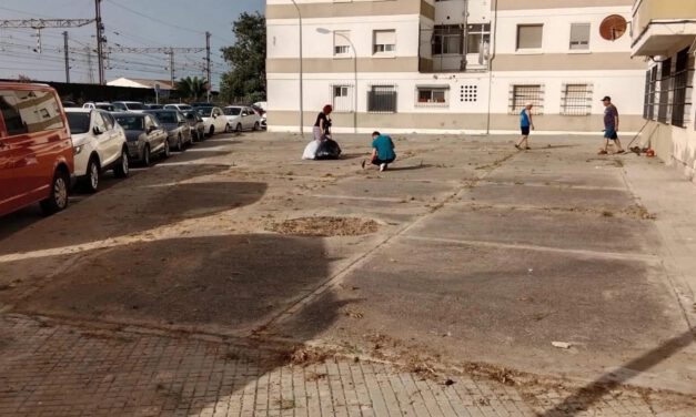 Vecinos de El Tejar se organizan para limpiar y adecentar la Plaza de los Geranios