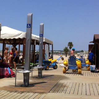 Hidrosport regresa este verano para garantizar el baño adaptado en la playa de Valdelagrana