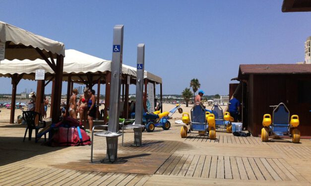 Hidrosport regresa este verano para garantizar el baño adaptado en la playa de Valdelagrana