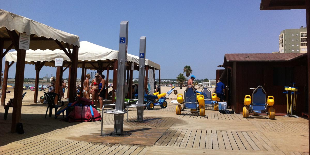 Hidrosport regresa este verano para garantizar el baño adaptado en la playa de Valdelagrana