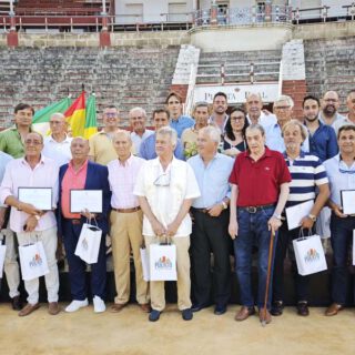 El ruedo de la Plaza Real se llena de emoción en un homenaje histórico a banderilleros y picadores