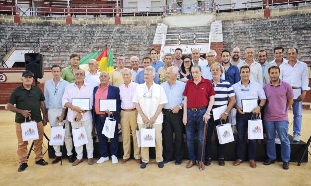 El ruedo de la Plaza Real se llena de emoción en un homenaje histórico a banderilleros y picadores