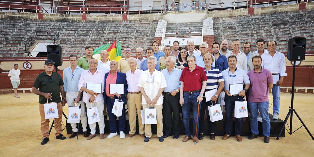 El ruedo de la Plaza Real se llena de emoción en un homenaje histórico a banderilleros y picadores